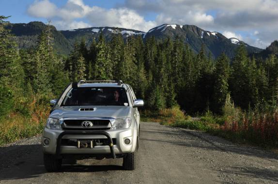 Estrada rural na região de Ketchikan, no sudeste do Alaska